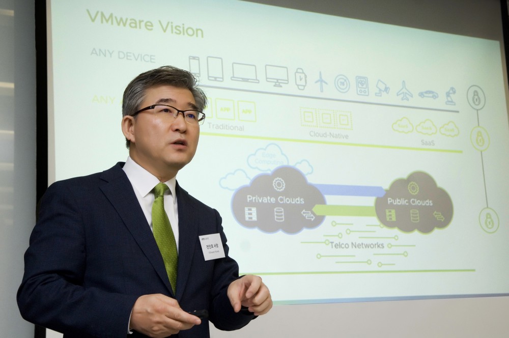 19일 서울 삼성동 vm웨어코리아사옥에서 열린 기자간담회에서 전인호 vm웨어코리아 사장이 발표하고 있다.