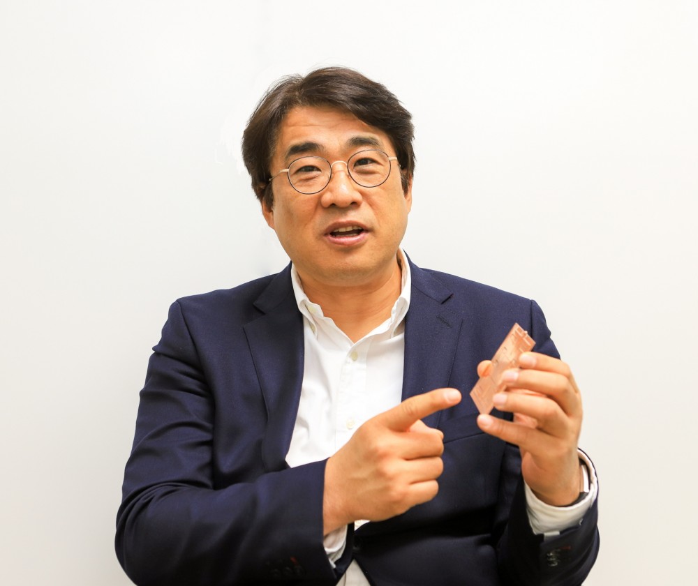 한국기계연구원 이정호 책임연구원이 전자장비의 효과적인 냉각을 위한 무방향성 상변화 냉각판 시제품을 들고 설명하고 있다. 사진제공 한국기계연구원