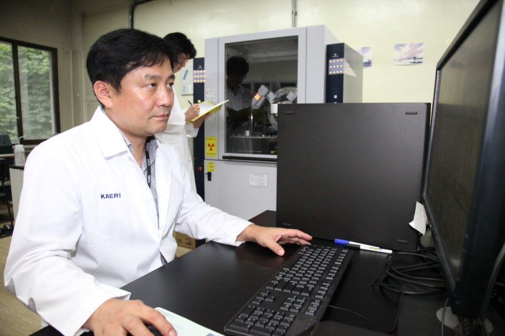 사진1. 우라늉-지르코늄 산화믈 샘플 데이터를 분석 중인 임상호 박사. 사진제공 한국원자력연구원