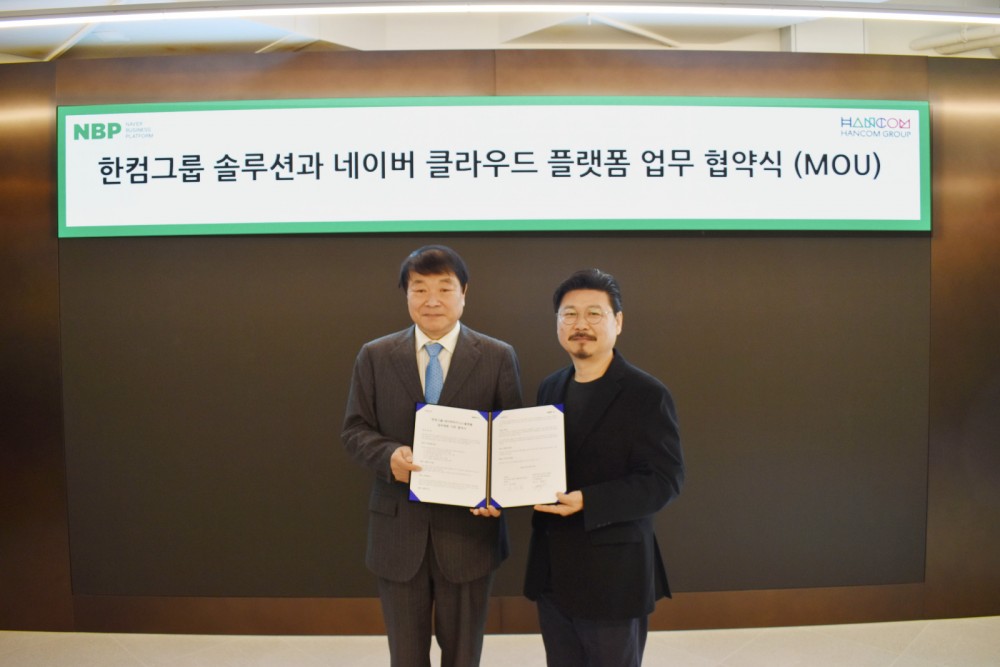 김상철 한글과컴퓨터그룹 회장(왼쪽)과 박원기 네이버 비즈니스 플랫폼(NBP) 대표가 업무협약 체결 후 기념촬영을 하고 있다. /사진=한컴그룹 제공