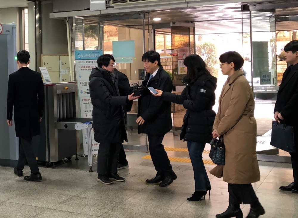 19일 이재웅 쏘카 대표가 서울중앙지방법원에 출석하며 기자들의 질문에 답하고 있다.