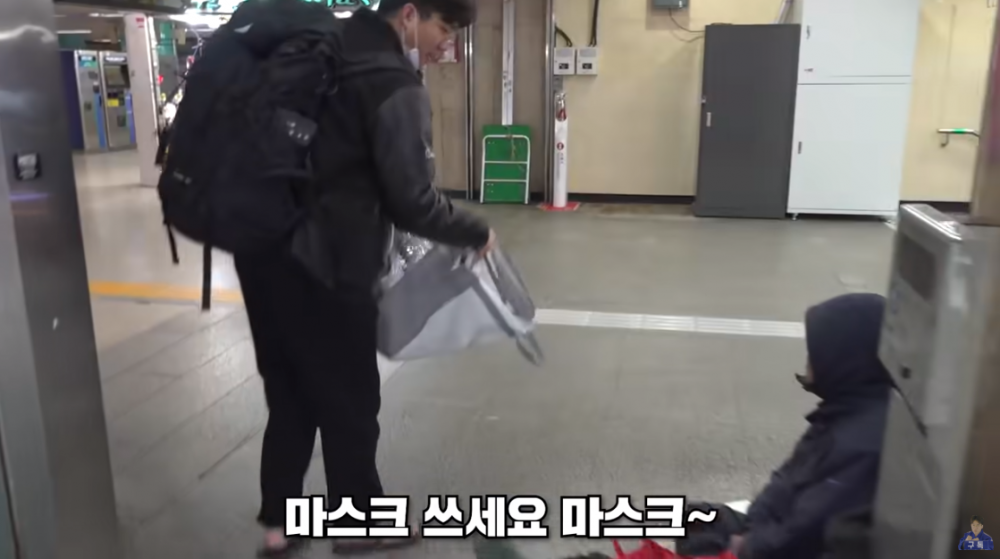 마스크를 무료로 나누고 있는 인기 크리에이터 보겸/사진=유튜브 화면 캡처