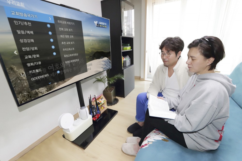 KT 모델들이 올레tv를 통해 종교 활동을 할 수 있는 우리교회tv 서비스를 이용하고 있다/사진=KT 제공